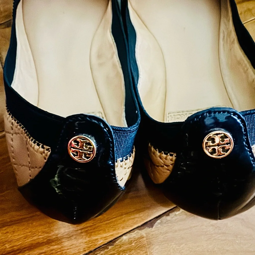 Tory Burch Leather flats in tan caramel nude and black, size 6